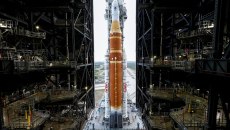 Στην εξέδρα εκτόξευσης ο υπερπύραυλος της NASA για τον ιστορικό γύρο της Σελήνης