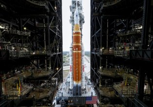 Στην εξέδρα εκτόξευσης ο υπερπύραυλος της NASA για τον ιστορικό γύρο της Σελήνης