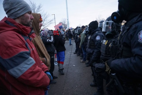 «Νόμος περί Εξέγερσης» – Το Πεντάγωνο προετοιμάζει 1.500 στρατιώτες για αποστολή στη Μινεσότα
