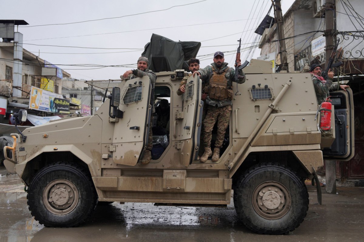 Συρία: Στην κομβική πόλη Ράκα εισέβαλε ο κυβερνητικός στρατός – Μάχες με τους Κούρδους, ποιος ελέγχει τι
