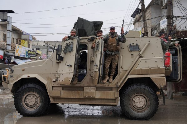 Συρία: Στην κομβική πόλη Ράκα εισέβαλε ο κυβερνητικός στρατός – Μάχες με τους Κούρδους, ποιος ελέγχει τι