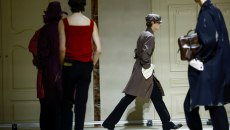 Η συλλογή Prada Men’s Fall/Winter 2026 ήταν μια ερωτική επιστολή προς τη στιλπνή υπεροψία του οίκου