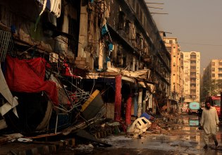 Πακιστάν: Αυξήθηκε σε 11 ο αριθμός των νεκρών από την πυρκαγιά στο εμπορικό κέντρο – Πάνω από 60 αγνοούμενοι