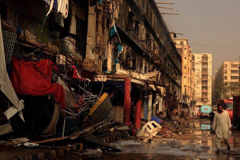 Πακιστάν: Αυξήθηκε σε 11 ο αριθμός των νεκρών από την πυρκαγιά στο εμπορικό κέντρο – Πάνω από 60 αγνοούμενοι