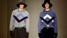 Η πρώτη ανδρική συλλογή Armani χωρίς τον Giorgio – Το «greige» φεύγει, τα 80s επιστρέφουν