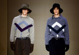 Η πρώτη ανδρική συλλογή Armani χωρίς τον Giorgio – Το «greige» φεύγει, τα 80s επιστρέφουν