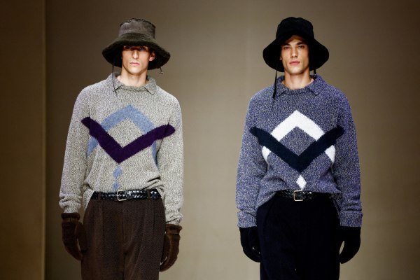 Η πρώτη ανδρική συλλογή Armani χωρίς τον Giorgio – Το «greige» φεύγει, τα 80s επιστρέφουν