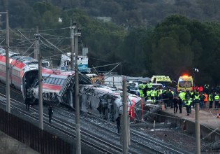 Ισπανία: Ανέβηκε στους 40 ο αριθμός των νεκρών – Τριήμερο πένθος μετά το σιδηροδρομικό δυστύχημα