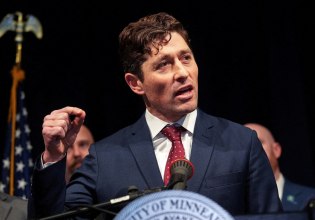 «Παίζεις με την φωτιά»: Ο Τραμπ απειλεί τον δήμαρχο της Μινεάπολης για την άρνηση συνεργασίας με την ICE