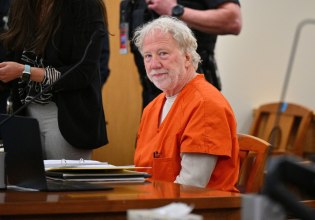 Ελεύθερος με αυστηρούς όρους ο Τίμοθι Μπάσφιλντ εν αναμονή της δίκης για σεξουαλική κακοποίηση ανηλίκων