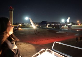 Με νέο αεροσκάφος και δύο ώρες καθυστέρηση αναχώρησε για το Νταβός ο Τραμπ