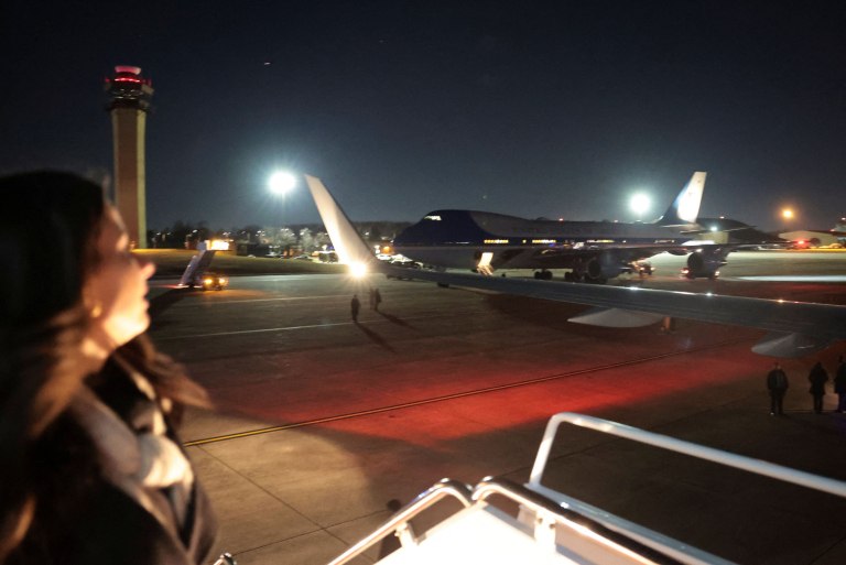 Με νέο αεροσκάφος και δύο ώρες καθυστέρηση αναχώρησε για το Νταβός ο Τραμπ