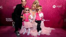 Πάρις Χίλτον: Λαμπερή μαζί με τα 2 παιδιά της και τον σύζυγό της στην πρεμιέρα του νέου ντοκιμαντέρ της