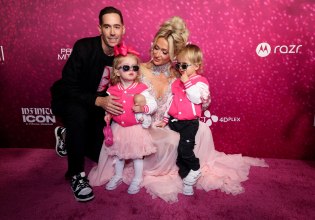 Πάρις Χίλτον: Λαμπερή μαζί με τα 2 παιδιά της και τον σύζυγό της στην πρεμιέρα του νέου ντοκιμαντέρ της