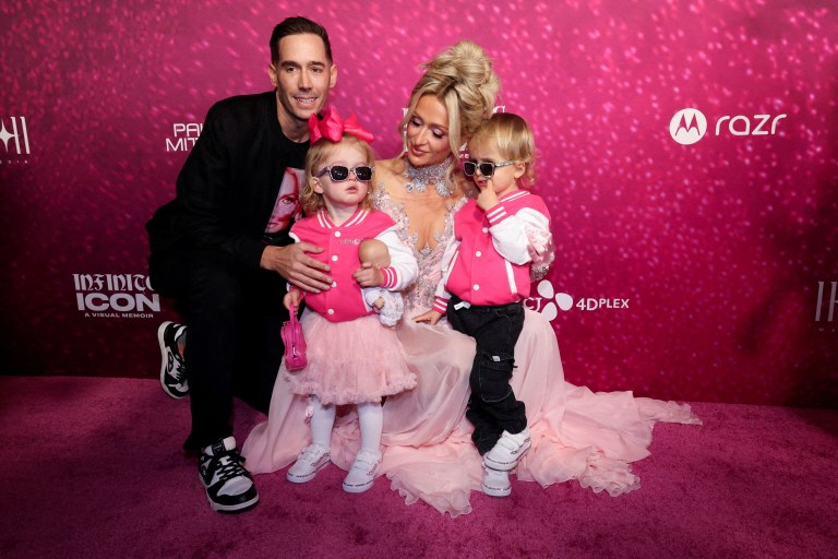 Πάρις Χίλτον: Λαμπερή μαζί με τα 2 παιδιά της και τον σύζυγό της στην πρεμιέρα του νέου ντοκιμαντέρ της