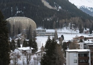 Σύνοδος στο Νταβός: Ο Τραμπ προσγειώθηκε στη Ζυρίχη – Διπλωματικός πυρετός ενόψει της ομιλίας του