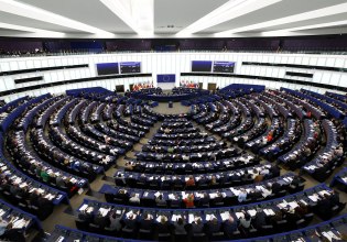 Συμφωνία ΗΠΑ-ΕΕ: Ο Μερτς πιέζει για επικύρωση, το Ευρωκοινοβούλιο ζητά δικλίδες ασφαλείας έναντι του Τραμπ