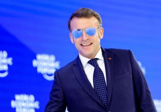 Τα γυαλιά ηλίου α λα «Top Gun» του Μακρόν στο Νταβός έσπασαν τα ταμεία