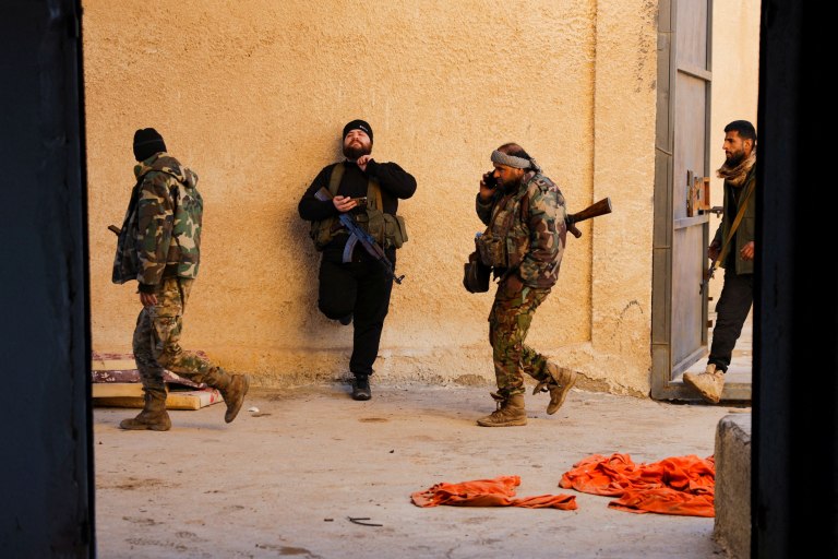 Οι ΗΠΑ ανακοίνωσαν ότι θα μεταφέρουν έως 7000 κρατουμένους της οργάνωσης ISIS από τη Συρία στο Ιράκ