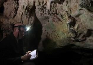 Οι πρώτες πινελιές της ανθρωπότητας: Ανακαλύφθηκε η αρχαιότερη τέχνη σπηλαίων στην Ινδονησία