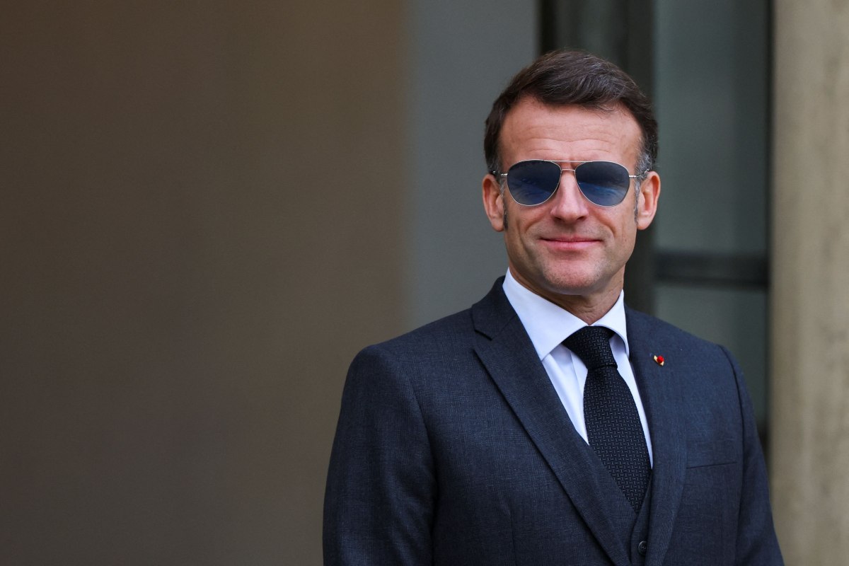 To brand των γυαλιών ηλίου του Μακρόν κατακλύστηκε από παραγγελίες, έπεσε η σελίδα του – Οι πολιτικοί ως ινφλουένσερ