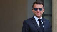 To brand των γυαλιών ηλίου του Μακρόν κατακλύστηκε από παραγγελίες, έπεσε η σελίδα του – Οι πολιτικοί ως ινφλουένσερ