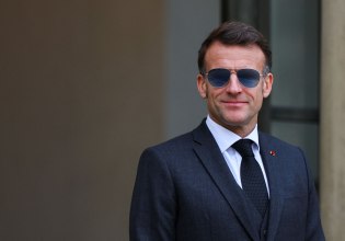 To brand των γυαλιών ηλίου του Μακρόν κατακλύστηκε από παραγγελίες, έπεσε η σελίδα του – Οι πολιτικοί ως ινφλουένσερ