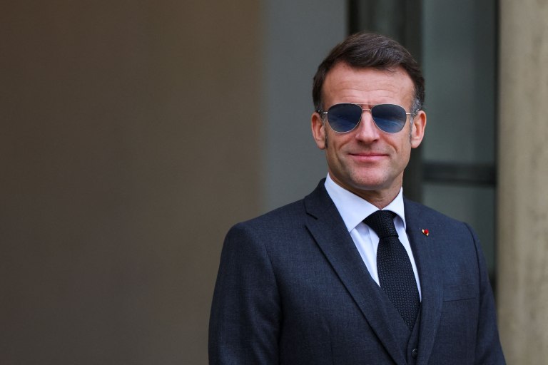 To brand των γυαλιών ηλίου του Μακρόν κατακλύστηκε από παραγγελίες, έπεσε η σελίδα του – Οι πολιτικοί ως ινφλουένσερ