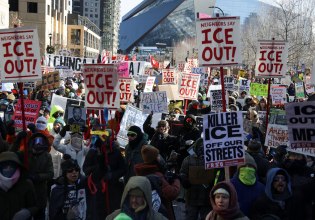 Μινεσότα: Χιλιάδες βγήκαν στους δρόμους την ημέρα της απεργίας απέναντι στην ICE – 100 συλλήψεις ιερέων