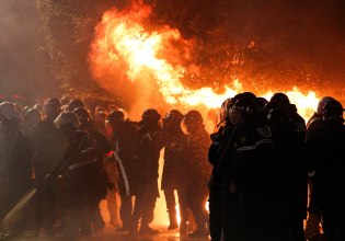 Αλβανία: Σοβαρά επεισόδια με μολότοφ και τραυματίες στα Τίρανα σε αντικυβερνητική διαδήλωση