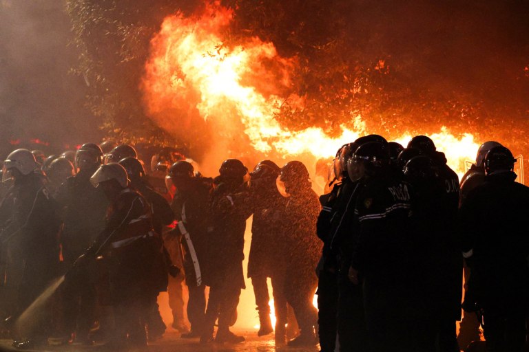 Αλβανία: Σοβαρά επεισόδια με μολότοφ και τραυματίες στα Τίρανα σε αντικυβερνητική διαδήλωση