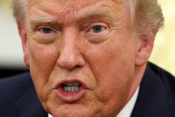 Ο Τραμπ ανακοίνωσε πως οι ΗΠΑ προχωρούν σε στοχευμένους δασμούς στη Νότια Κορέα