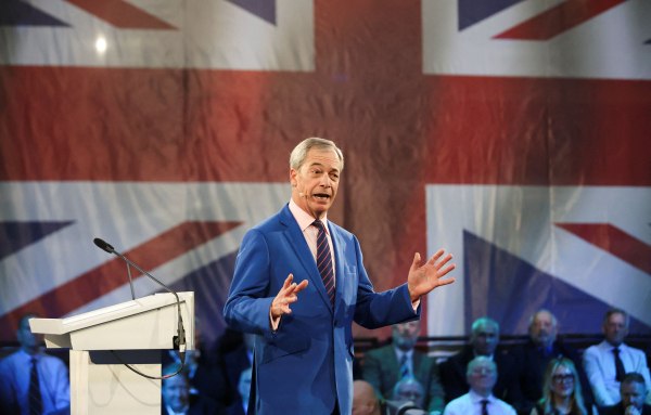 Κλίνατε επ’ ακροδεξιά: Εξέχοντα στελέχη του βρετανικού Συντηρητικού Κόμματος μεταπηδούν στο κόμμα του Φάρατζ