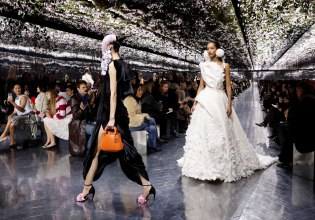 «Η αξία του σοκ, πουλάει» – Η πρώτη επίδειξη Haute Couture του Τζόναθαν Άντερσον για τον Dior