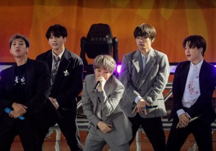 «Φρενίτιδα» BTS: Η Κλαούντια Σέινμπαουμ ζήτησε επισήμως από τη Νότια Κορέα περισσότερες συναυλίες στο Μεξικό