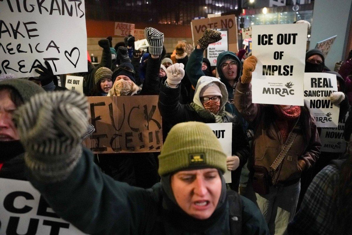 Τραμπ: Έκρηξη οργής στη Μινεσότα και ρήγματα στους Ρεπουμπλικανούς για την ICE – Αποχωρεί ο διαβόητος Μποβίνο