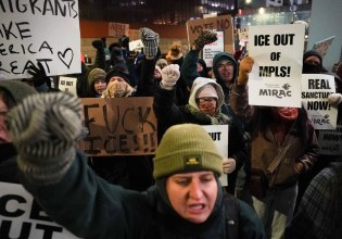 Τραμπ: Έκρηξη οργής στη Μινεσότα και ρήγματα στους Ρεπουμπλικανούς για την ICE – Αποχωρεί ο διαβόητος Μποβίνο