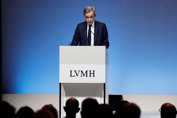 Οι μετοχές της LVMH πέφτουν, καθώς η πολυτέλεια αδυνατεί να ανακάμψει οικονομικά