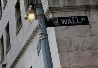 Νευρικότητα στη Wall Street – Στο επίκεντρο η επιλογή Τραμπ για τη Fed