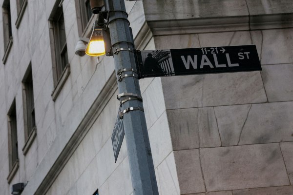 Νευρικότητα στη Wall Street – Στο επίκεντρο η επιλογή Τραμπ για τη Fed