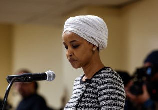 Ιλχάν Ομάρ: Η βουλεύτρια των Δημοκρατικών διακόπτει την ομιλία της όταν άνδρας της πετά άγνωστο υγρό