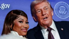 Την ώρα που μετανάστες στις ΗΠΑ κρύβονται από τους πράκτορες της ICE, η Νίκι Μινάζ επιδεικνύει τη «χρυσή κάρτα» Τραμπ