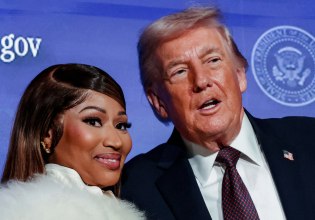 Την ώρα που μετανάστες στις ΗΠΑ κρύβονται από τους πράκτορες της ICE, η Νίκι Μινάζ επιδεικνύει τη «χρυσή κάρτα» Τραμπ