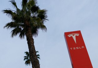 Γιατί ο Μασκ «ξηλώνει» την παλιά Tesla