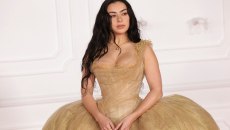 Το φαλλικό φόρεμα της Charli XCX κρύβει ιστορίες για άγριες (και όχι αγρίους)