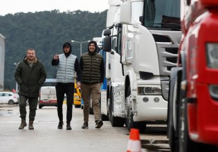 Άνοιξαν τα σύνορα οι οδηγοί φορτηγών στη Σερβία