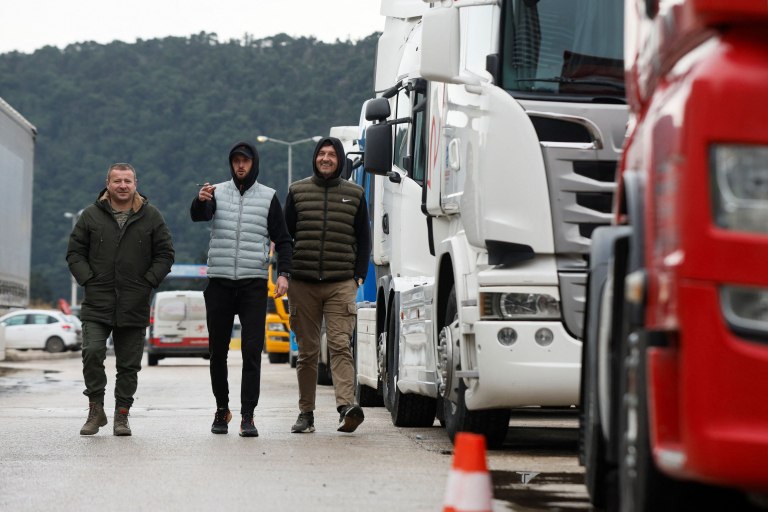 Άνοιξαν τα σύνορα οι οδηγοί φορτηγών στη Σερβία