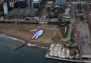 Τεράστιο πορτρέτο της 5χρονης Χιντ που σκοτώθηκε στη Γάζα ξεδιπλώθηκε σε παραλία της Βαρκελώνης