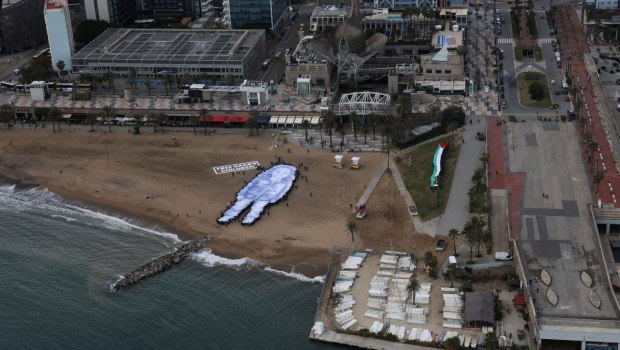 Τεράστιο πορτρέτο της 5χρονης Χιντ που σκοτώθηκε στη Γάζα ξεδιπλώθηκε σε παραλία της Βαρκελώνης