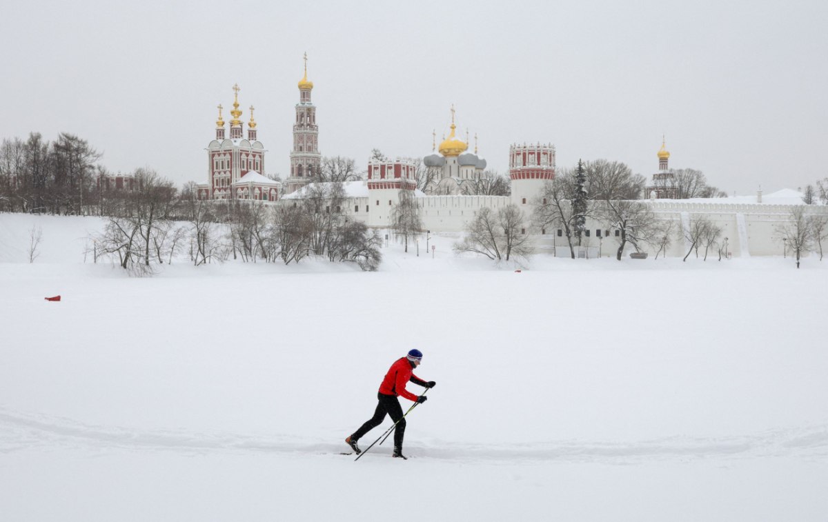Μόσχα: «Πνιγμένη» στο χιόνι – Πολικές θερμοκρασίες, προβλήματα στα τρένα και αυτοκίνητα ακινητοποιημένα